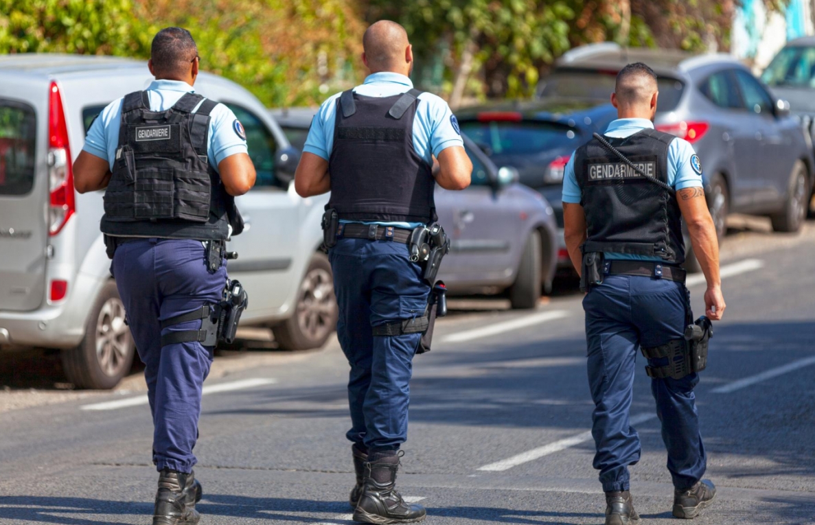 Policjanci z Jastrzębia-Zdroju pomagają mieszkańcom powodziowych terenów