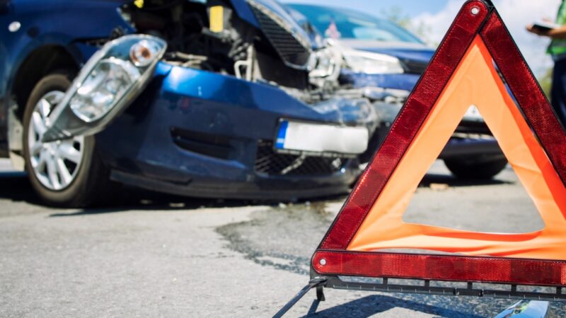 Wstrząsające zdarzenie na drodze krajowej nr 1 – dwie osoby nie przeżyły zderzenia trzech pojazdów